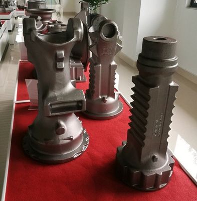 خدمة OEM متوفرة مكونات حديد رملي صب عالي الجودة ذراع المحور للشاحنة الشوكية